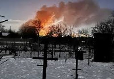 حطام طائرة مسيرة يشعل حريقا بمنشأة نفط في كراسنودار الروسية