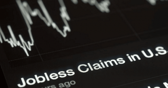 طلبات إعانة البطالة الأمريكية تنخفض عكس توقعات المحللين