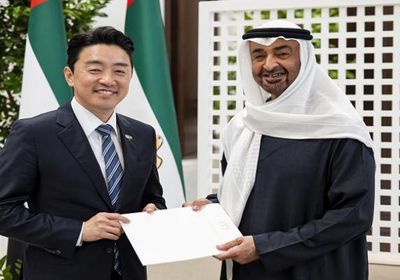 محمد بن زايد يبحث مع مبعوث الرئيس الكوري مستجدات الأوضاع