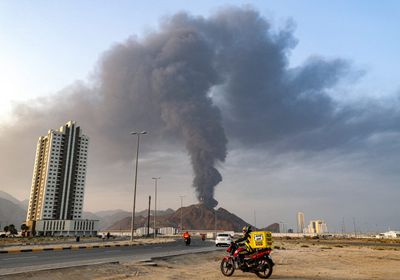 نشوب حريق في منطقة الفجيرة بعد استهداف طائرة مسيرة