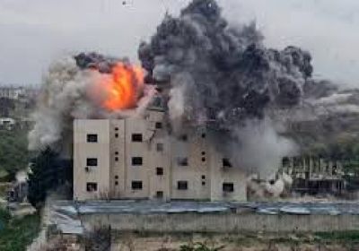 إسرائيل تكثف الغارات على بيروت وتقصف جسورًا بجنوب لبنان