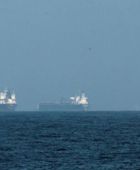 استهداف سفينة بمقذوف مجهول شرق الإمارات