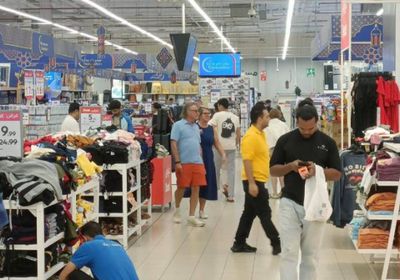 زخم يملأ الأسواق والمراكز التجارية في الإمارات