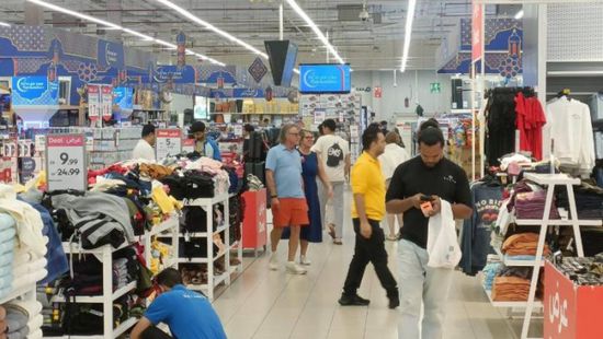 زخم يملأ الأسواق والمراكز التجارية في الإمارات