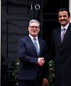 ستارمر يؤكد لأمير قطر تضامن بريطانيا بعد الهجمات الإيرانية