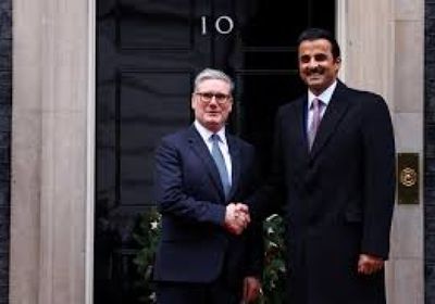 ستارمر يؤكد لأمير قطر تضامن بريطانيا بعد الهجمات الإيرانية
