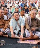 قيادات الانتقالي تؤدي صلاة العيد في ملعب الفقيد باوزير