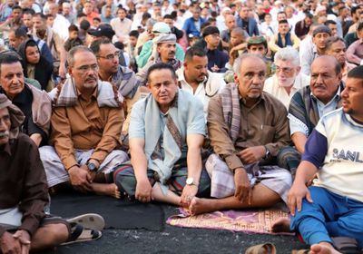 قيادات الانتقالي تؤدي صلاة العيد في ملعب الفقيد باوزير