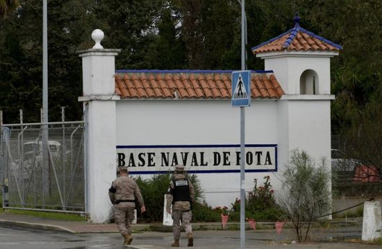 ترامب يقرر إعادة النظر بمسألة بقاء القواعد الأمريكية في إسبانيا