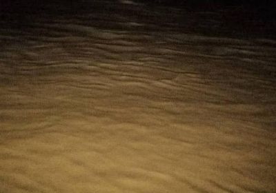 سيول مفاجئة تقطع الطريق الدولي في أحور