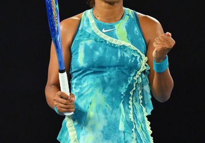 أوساكا توازن بين موسم الملاعب الرملية و"معضلة" الأمومة