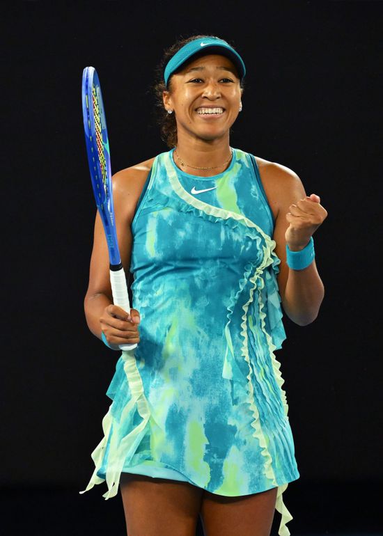 أوساكا توازن بين موسم الملاعب الرملية و"معضلة" الأمومة