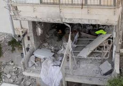 أضرار بمبنى في حيفا بعد سقوط شظايا صاروخ  