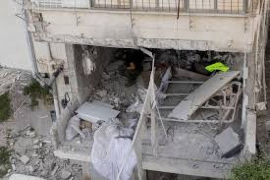 أضرار بمبنى في حيفا بعد سقوط شظايا صاروخ  