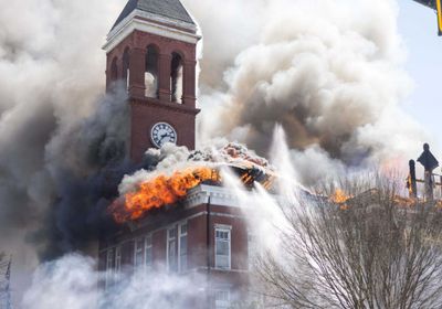 حريق ضخم بمبنى محكمة في ولاية جورجيا