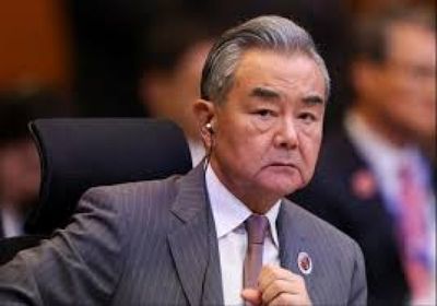 وزير الخارجية الصيني يدعو لإجراء محادثات سلام في اتصال مع نظيره الإيراني