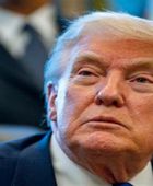 ترامب يعترف باستهداف حاملة طائرات بـ100 صاروخ إيراني   