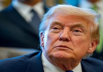 ترامب يعترف باستهداف حاملة طائرات بـ100 صاروخ إيراني   