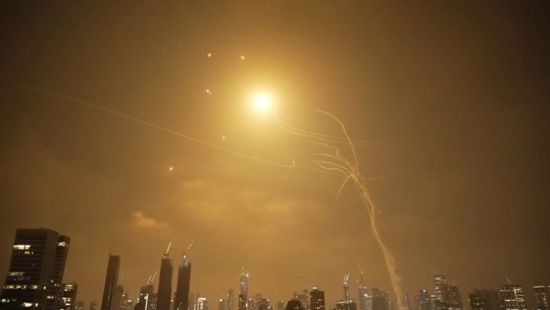 سماع دوي انفجارات ضخمة وسط إسرائيل