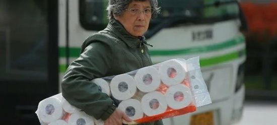 طوكيو تدعو لعدم التهافت على تخزين ورق التواليت