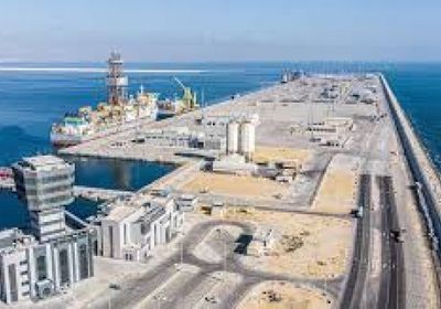 إخلاء ميناء صلالة وتعليق العمليات فيه "مؤقتا" بعد هجوم استهدفه 