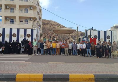 كوادر أمانة "الانتقالي" تواصل وقفاتها الاحتجاجية أمام مقر المجلس