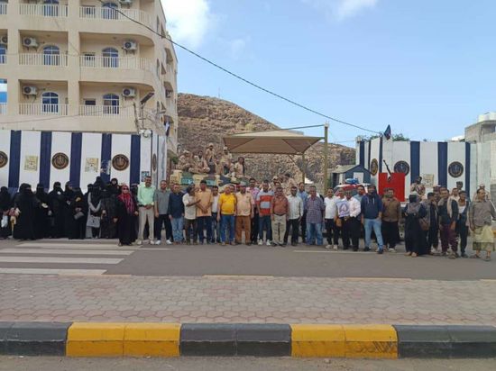 كوادر أمانة "الانتقالي" تواصل وقفاتها الاحتجاجية أمام مقر المجلس