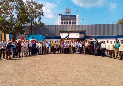 أعضاء "عمومية الانتقالي" بوقفة احتجاجية في التواهي