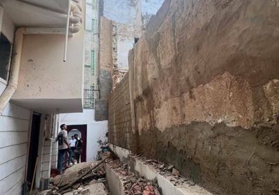 3 أسر تنجو من انهيار منزل في المكلا