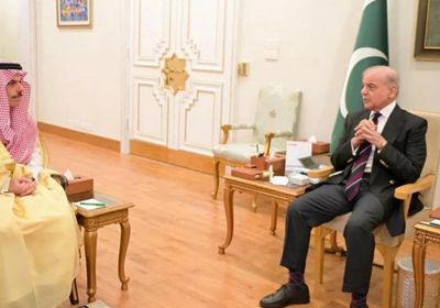 رئيس وزراء باكستان يستقبل وزير الخارجية السعودي في إسلام آباد