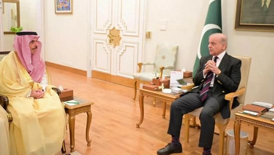 رئيس وزراء باكستان يستقبل وزير الخارجية السعودي في إسلام آباد