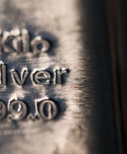 الذهب والفضة يرتفعان عند التسوية مع استمرار التوترات