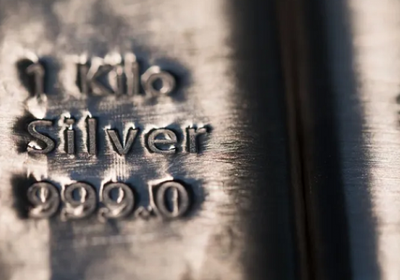 الذهب والفضة يرتفعان عند التسوية مع استمرار التوترات