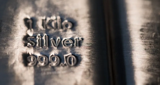 الذهب والفضة يرتفعان عند التسوية مع استمرار التوترات