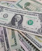 الدولار يتجه لتسجيل أفضل أداء شهري منذ عامين