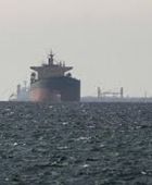 مقذوف مجهول يصيب ناقلة نفط شمالي الدوحة