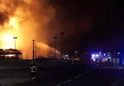 البحرين تعلن إخماد حريق بمنشأة حيوية جراء العدوان الإيراني