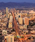 الجهات المختصة في الفجيرة تتعامل مع حادث نتيجة سقوط شظايا