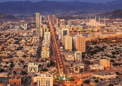 الجهات المختصة في الفجيرة تتعامل مع حادث نتيجة سقوط شظايا