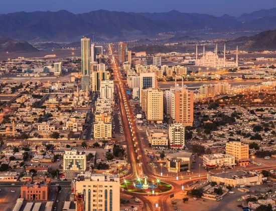 الجهات المختصة في الفجيرة تتعامل مع حادث نتيجة سقوط شظايا