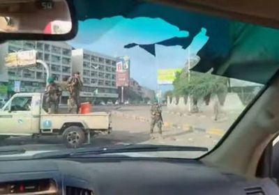 بتوجيهات سعودية.. قوات أمنية تمنع المواطنين من دخول المعلا والتواهي