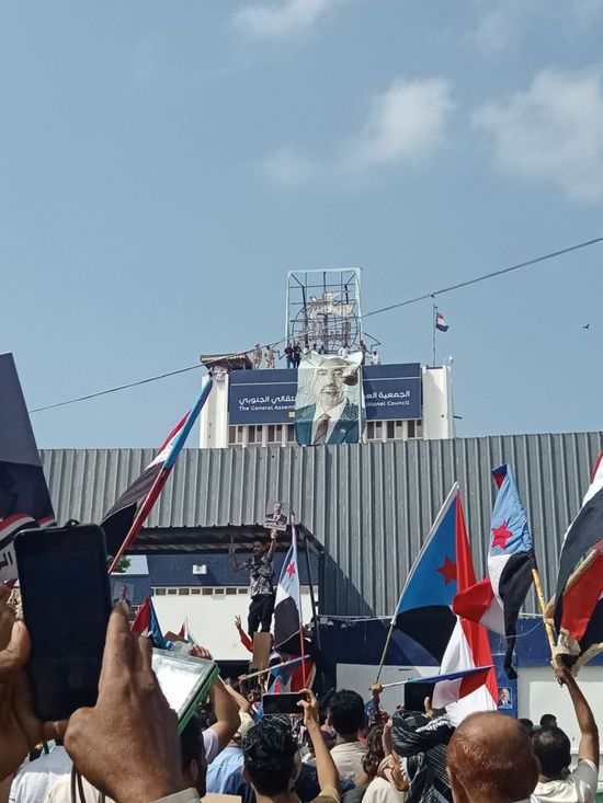 إعادة رفع صورة الرئيس الزُبيدي فوق مقر "عمومية الانتقالي"