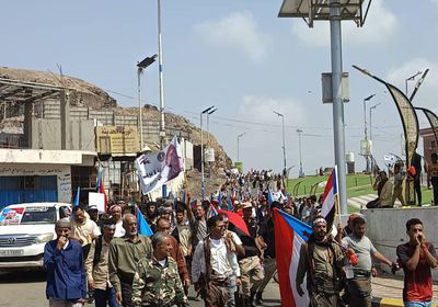 الجماهير تزحف لجولدمور لفتح مقري الجمعية الوطنية و"خارجية الانتقالي"