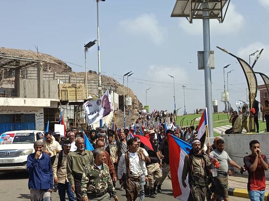 الجماهير تزحف لجولدمور لفتح مقري الجمعية الوطنية و"خارجية الانتقالي"