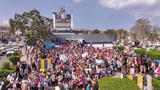 بن بريك يوجه نصيحة للسعودية بعد فتح مقرات الانتقالي في عدن