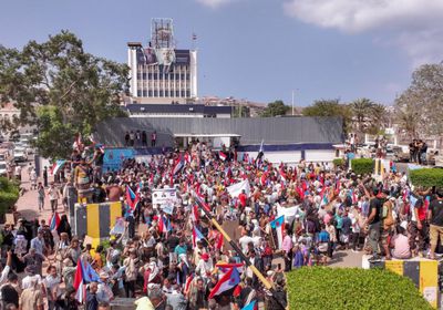 عدن تكسر أقفال التهميش.. انتفاضة لفتح مقار الانتقالي واستعادة السيادة السياسية