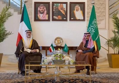 وزير الخارجية السعودي يستعرض مع نظيره الكويتي العلاقات بين البلدين