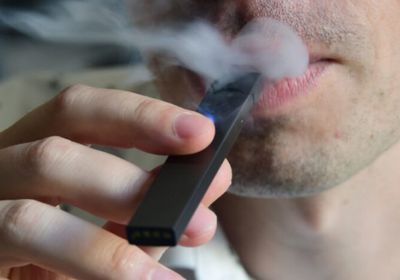 الصحة المصرية تحذر من مخاطر السجائر الإلكترونية