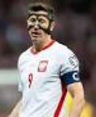 ليفاندوفسكي يلمح إلى اعتزاله اللعب الدولي بعد خيبة أمل بولندا في الملحق