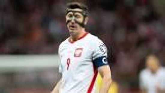 ليفاندوفسكي يلمح إلى اعتزاله اللعب الدولي بعد خيبة أمل بولندا في الملحق